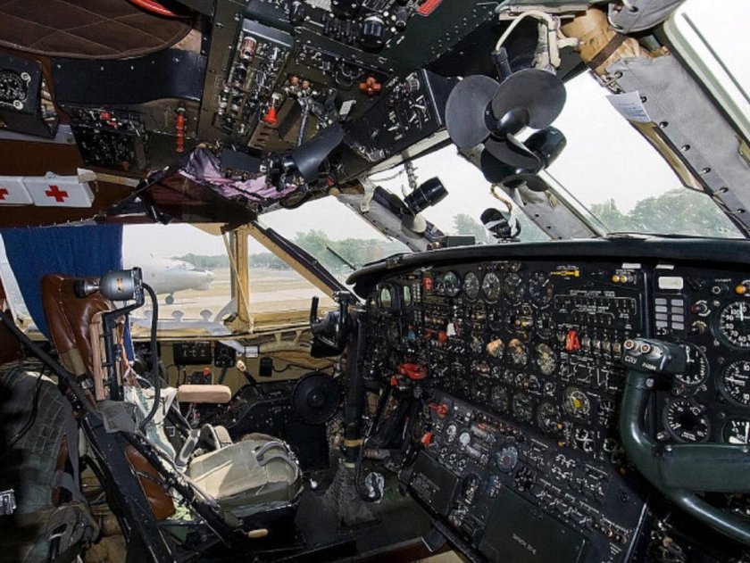 АН 12 кабина