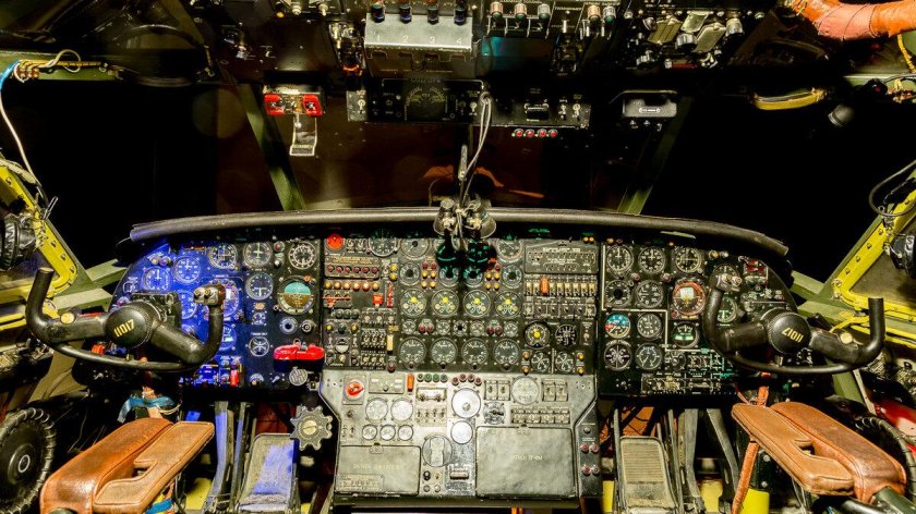 АН 12 кабина