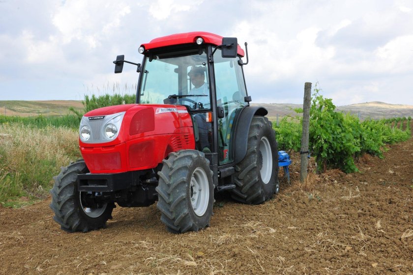 MCCORMICK трактор