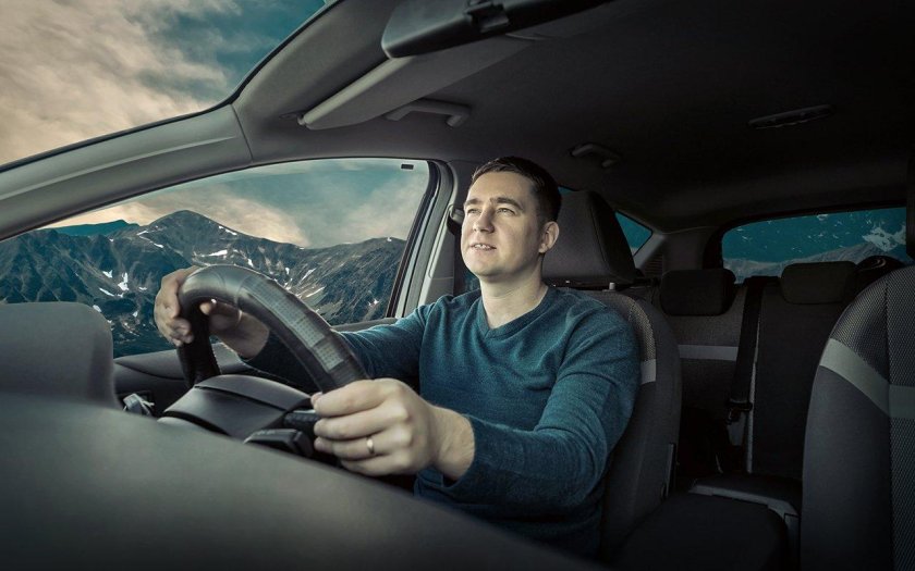 Человек за рулем автомобиля