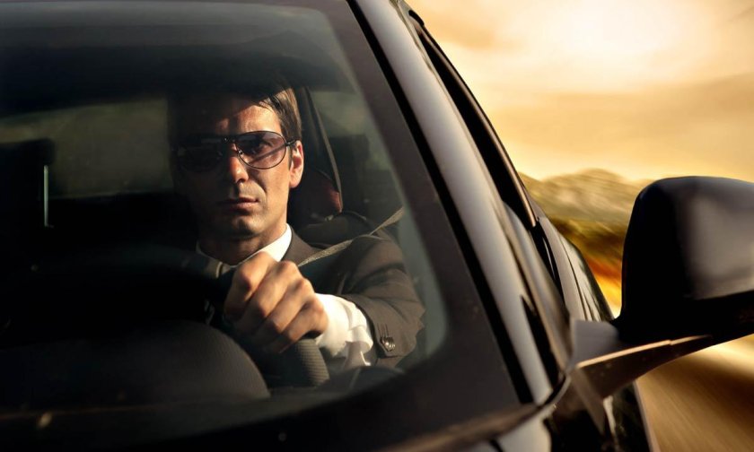 Мужчина за рулем