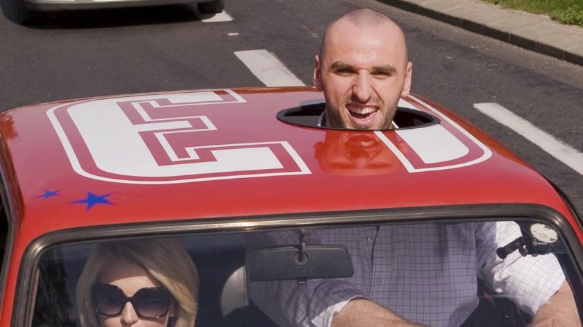 Высокий мужик в маленькой машине