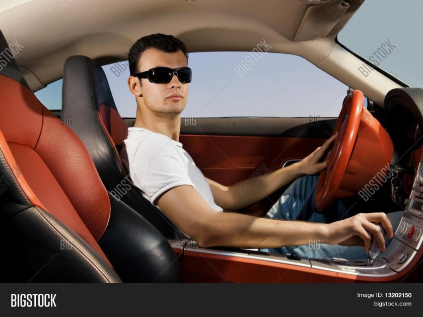 Мужчина в очках возле машины