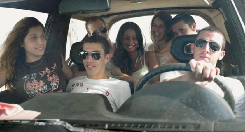 Много людей в машине