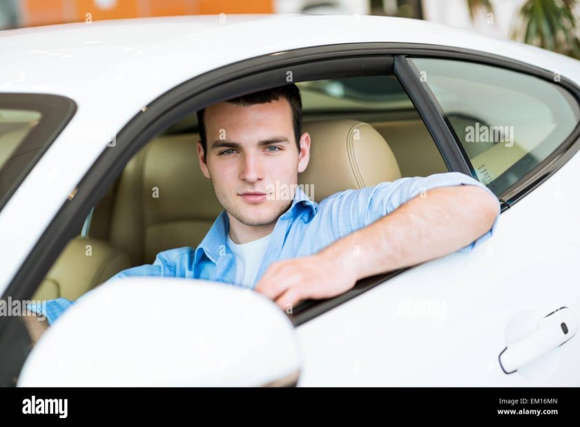 Человек сидит на машине