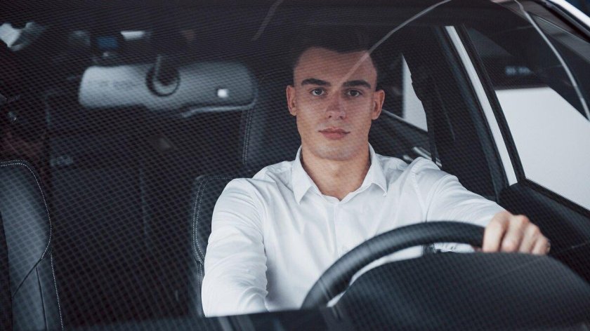 Красивый парень за рулем