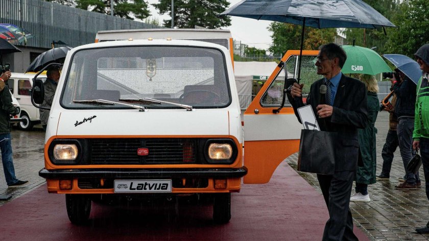 Автопоезд РАФ-3407.