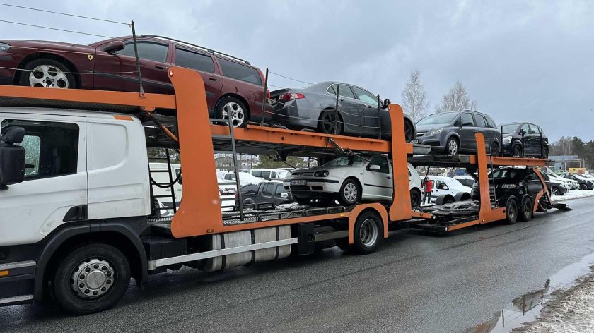 Автовоз с машинами