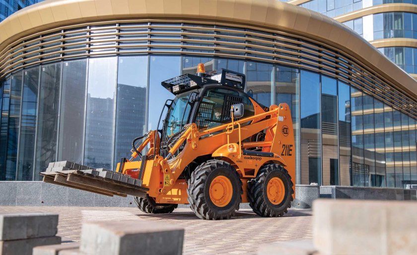 Погрузчик универсальный Амкодор 211