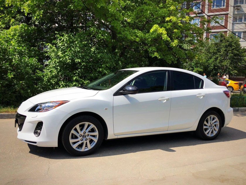 Mazda 3 белая седан