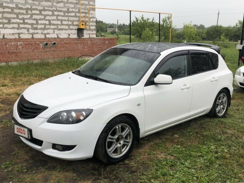 Белая Мазда 3 BK хэтчбек