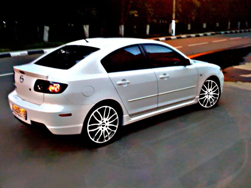 Мазда 3 БК белая седан диски