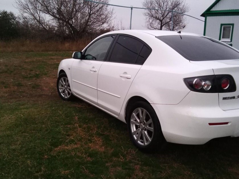 Мазда 3 2008 белая
