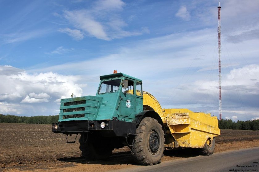 МОАЗ-6442 скрепер