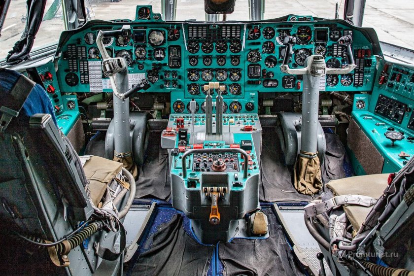 Ил-76 кабина пилотов