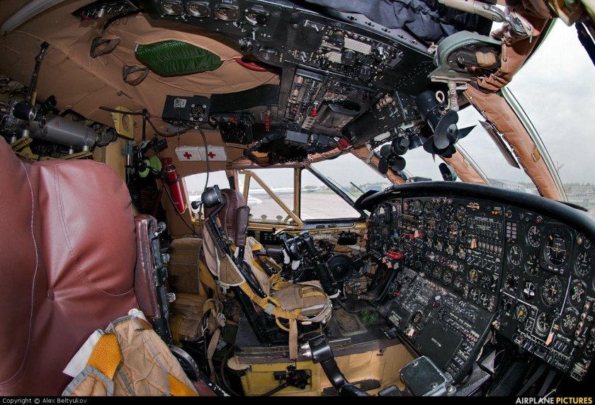 АН 12 кабина