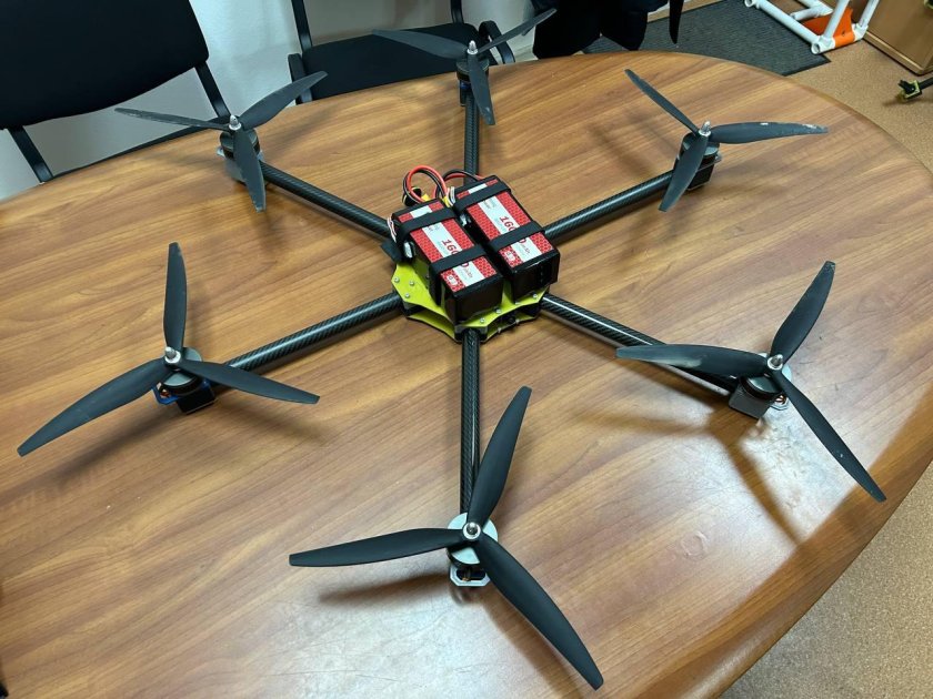 Дрон квадрокоптер