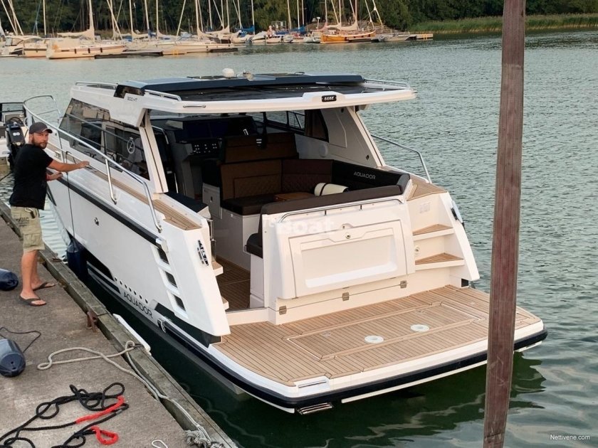 Моторная яхта