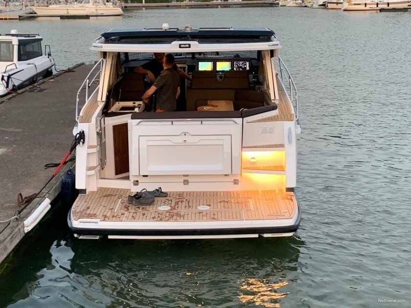 Моторная яхта