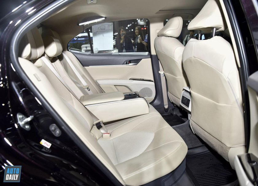 Toyota Camry 2023 белый салон