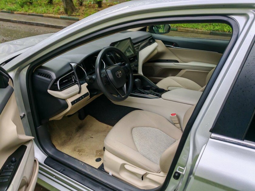 Серая тойота камри