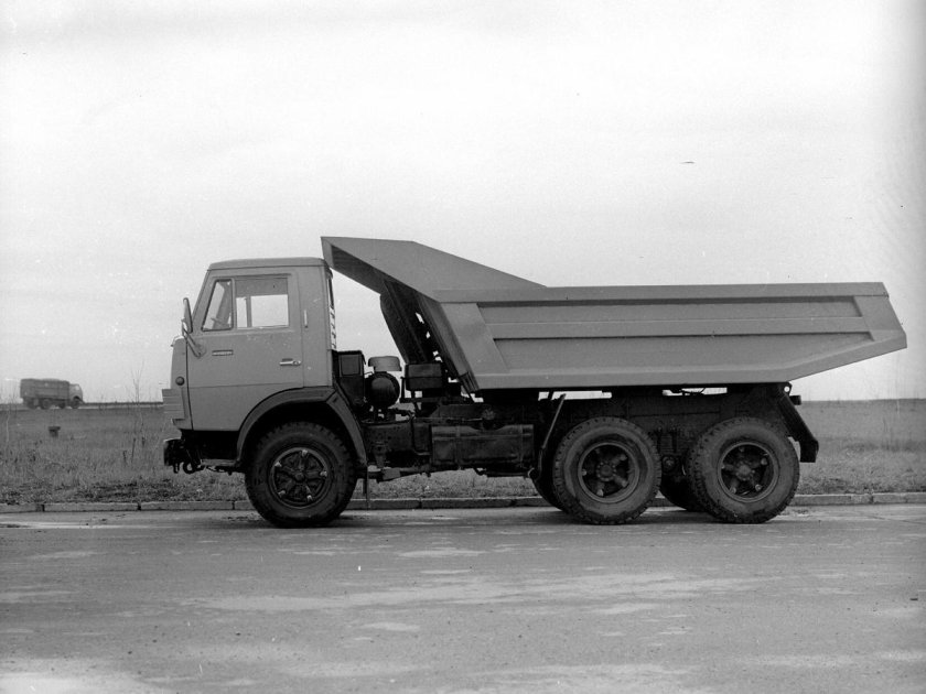 Самосвал камаз 55111
