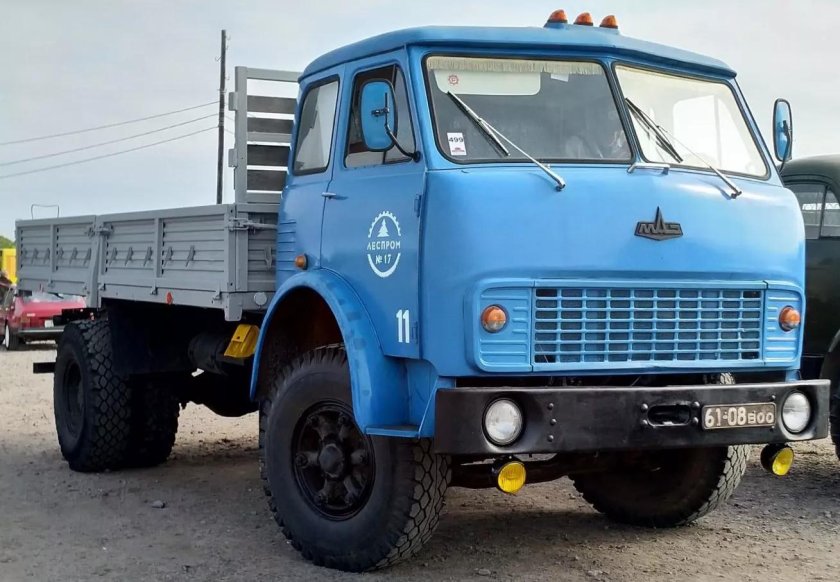 Бортовой грузовик МАЗ-5335