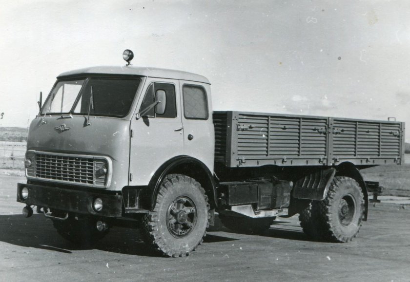 Грузовик МАЗ 5335