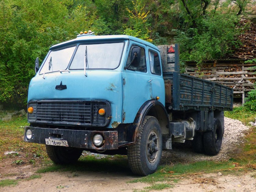 Бортовой грузовик МАЗ-5335