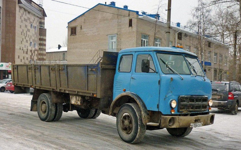Бортовой грузовик МАЗ-5335