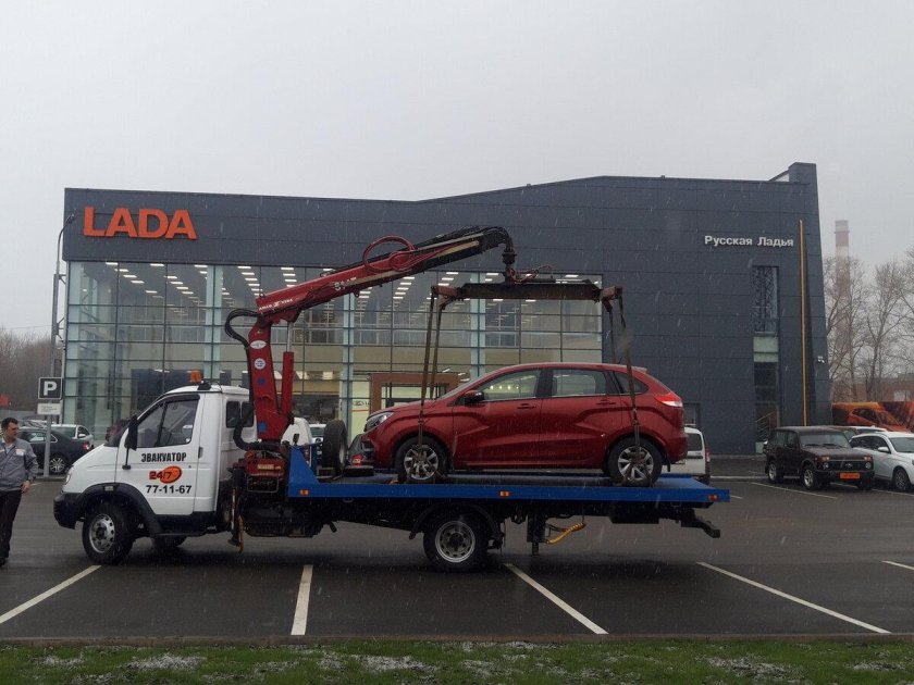 Эвакуатор увозит машину