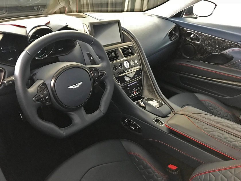 Астон Мартин ДБС 2022 салон