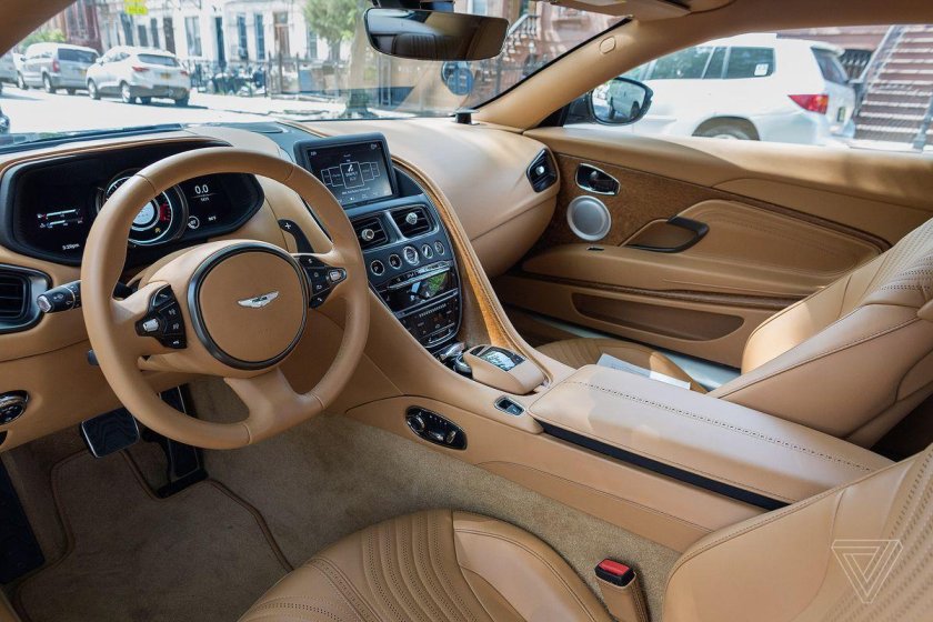 Астон Мартин салон