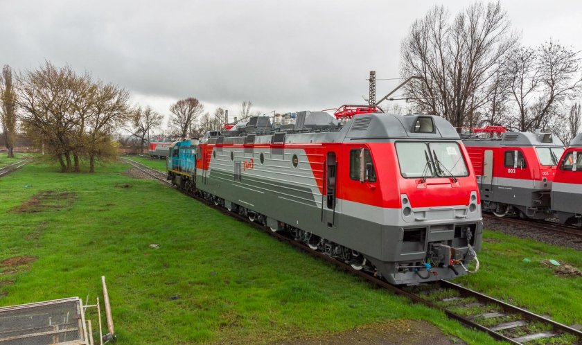 Электровоз с вагонами