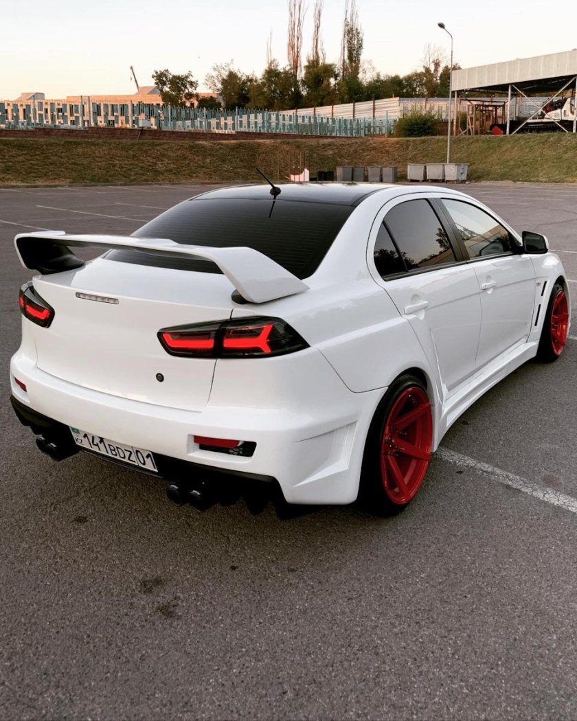 Митсубиси Лансер 10 в обвесе