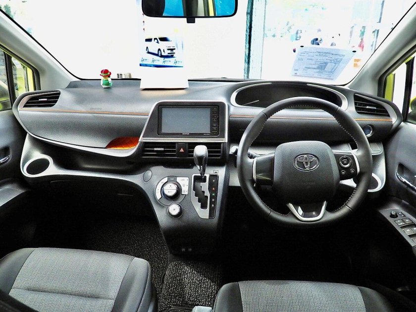 Toyota Sienta Hybrid 2018