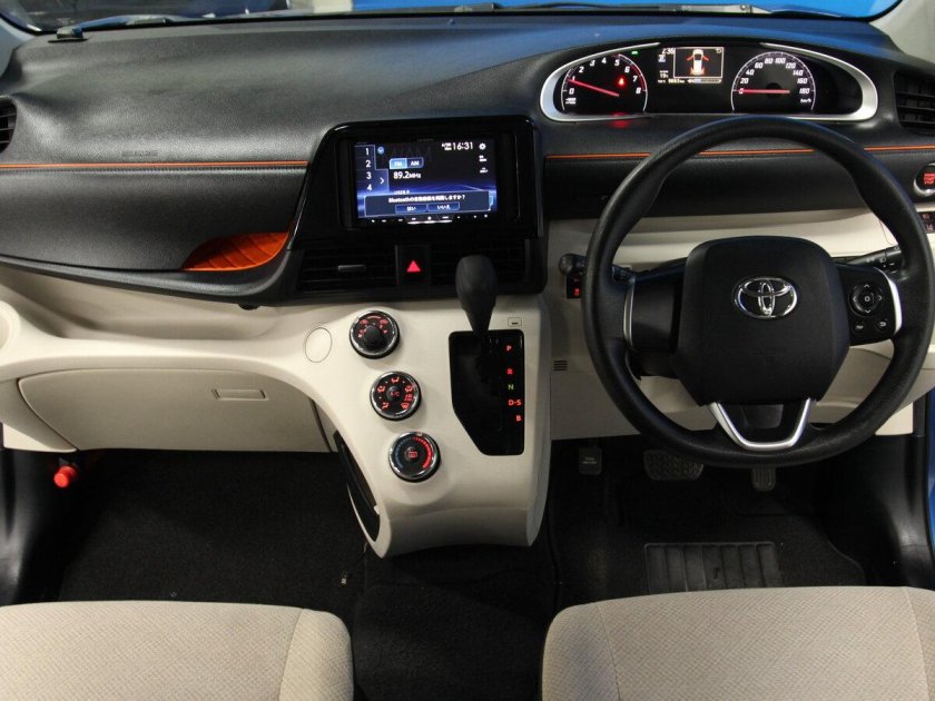 Toyota Sienta 2018 Сиента