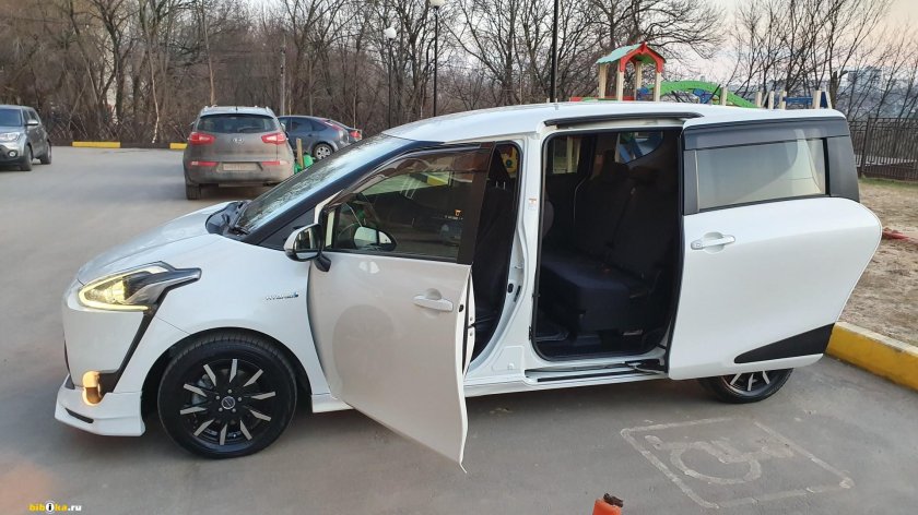 Toyota Sienta 7 мест