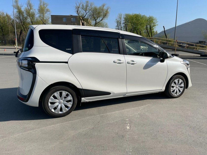 Белая тойота