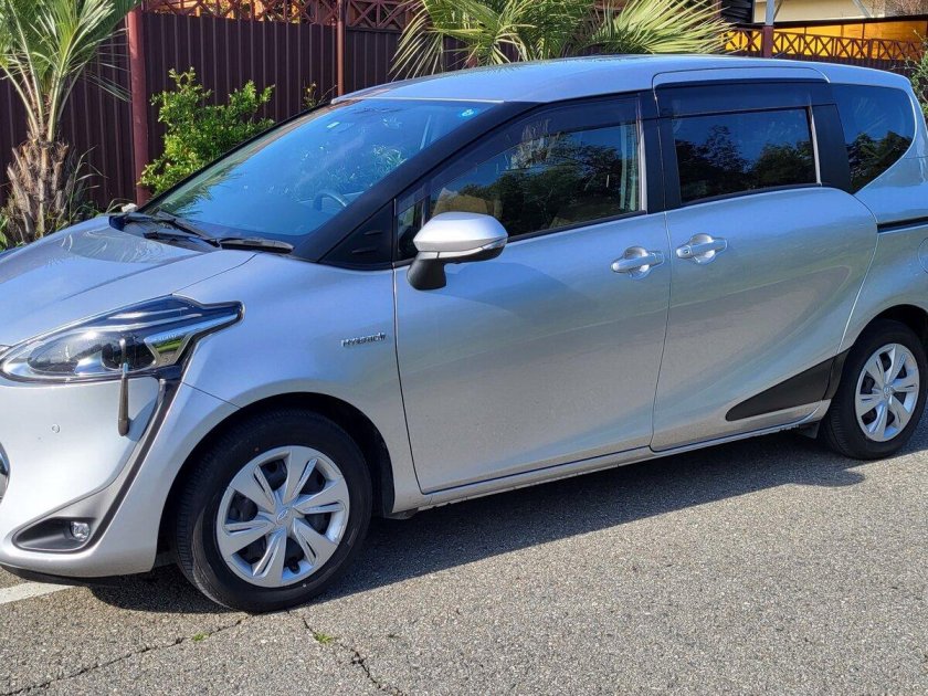 Серебристая тойота