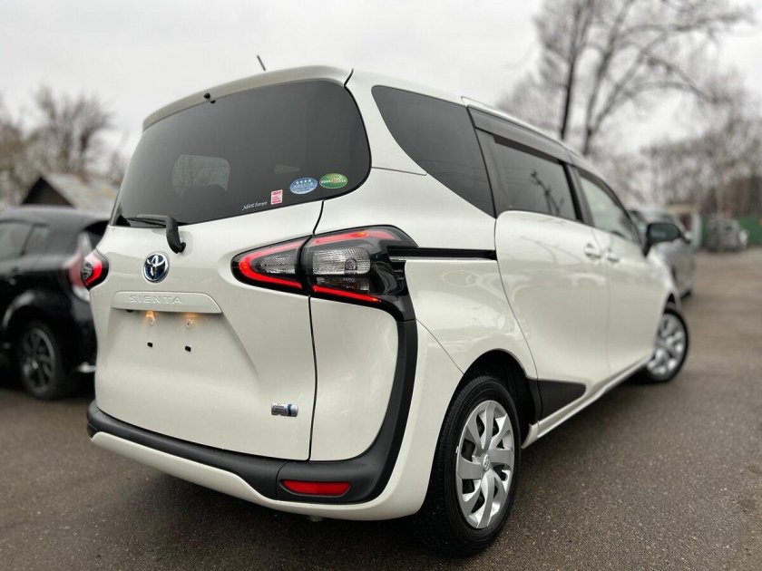 Белая тойота