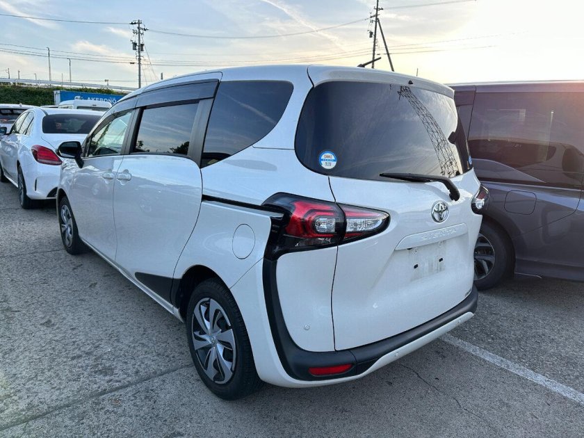 Toyota Sienta 7 мест