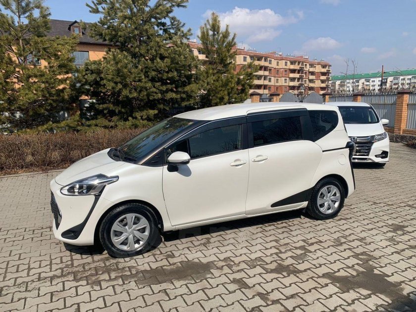 Тойота Сиента белая