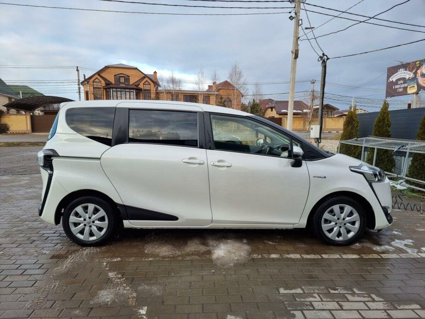 Toyota Sienta Hybrid g