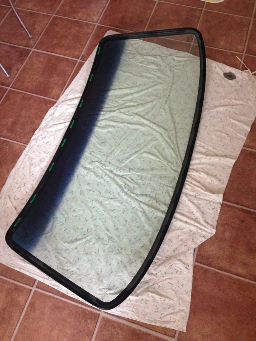 Лобовое стекло Вольво 240