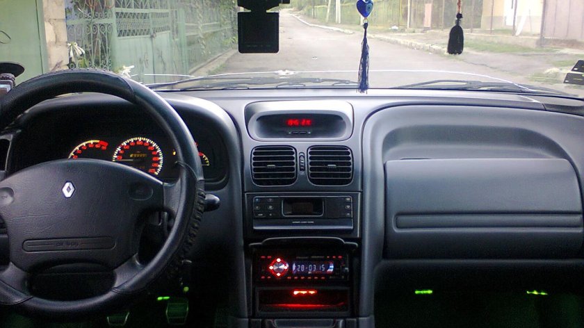Панель Рено Лагуна 1