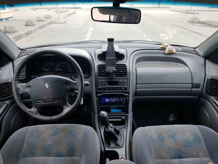 Рено Лагуна 2001 салон