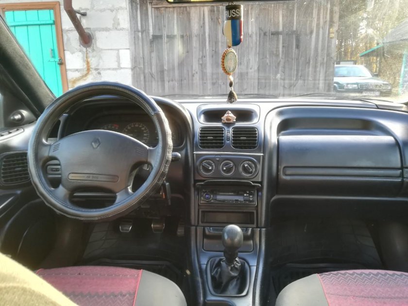 Рено Лагуна 1994гмсалон
