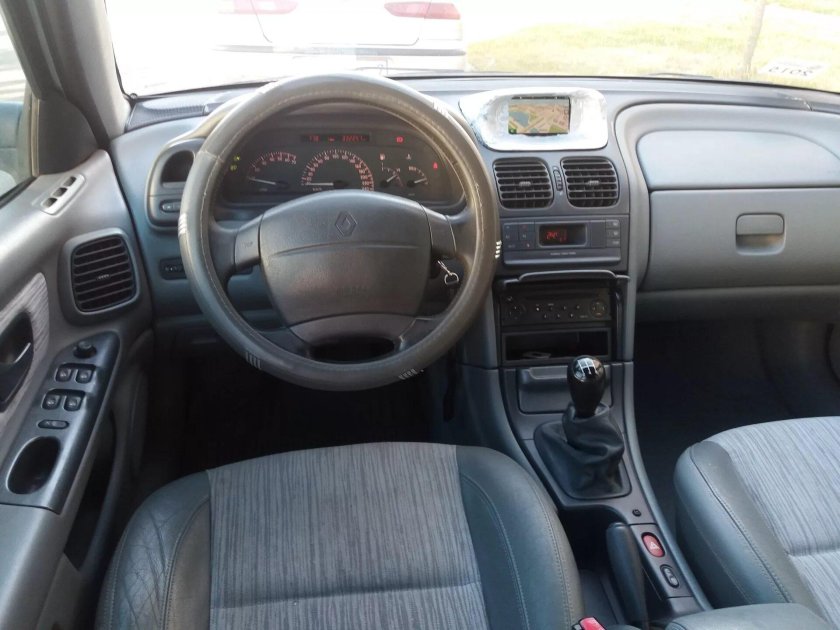 Рено Лагуна 2000 салон