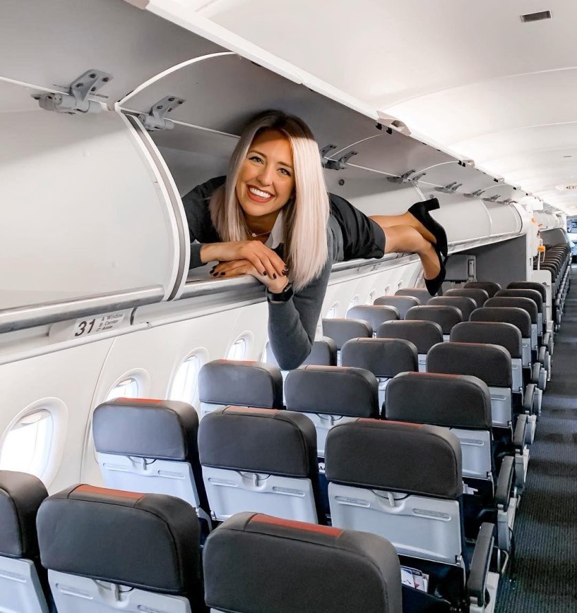 Девушка в самолете